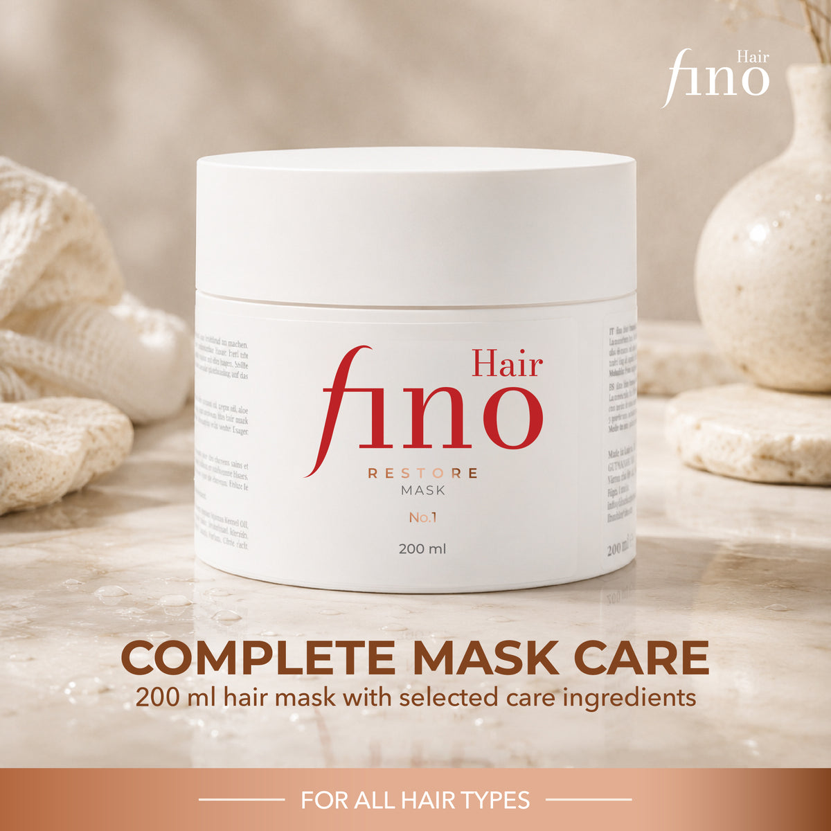 Masque RESTORE No.1 sur une tablette en pierre devant une serviette et un vase